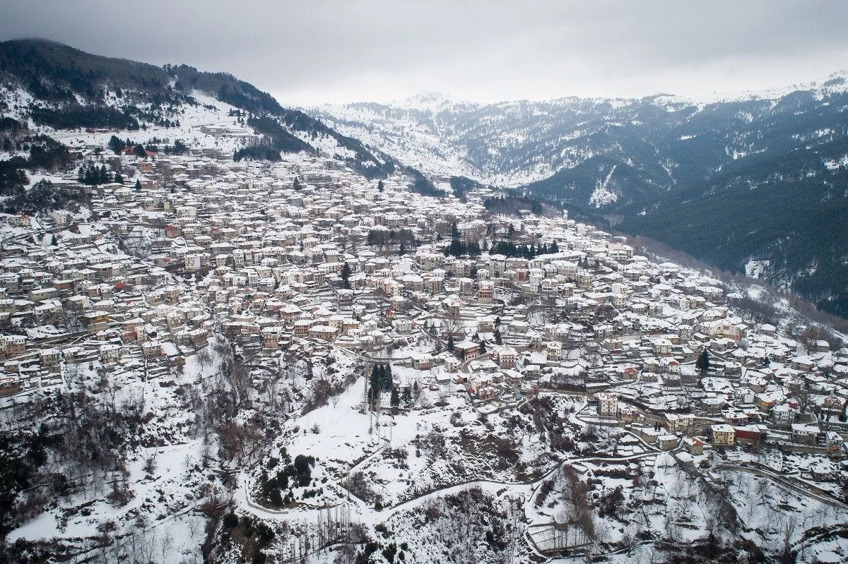 Εικόνες που μαγεύουν: Το χιονισμένο Μέτσοβο από ψηλά